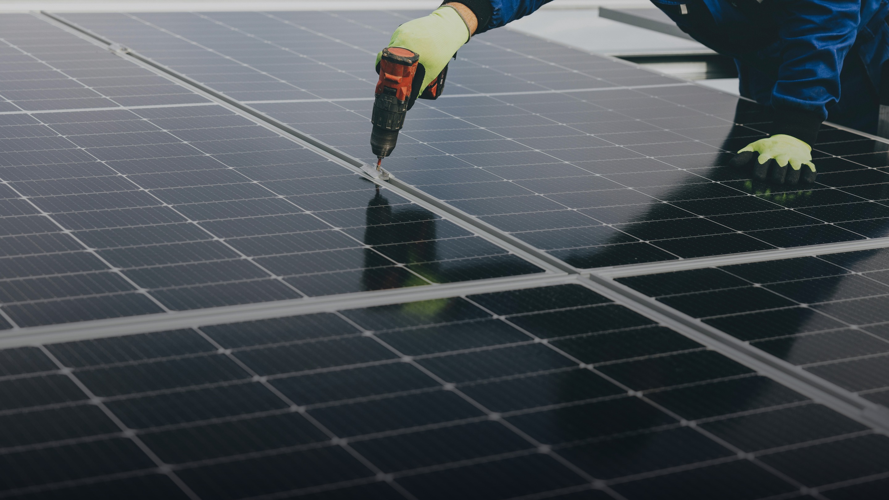 Instalación de sistemas fotovoltaicos por el equipo de HELIA Solar